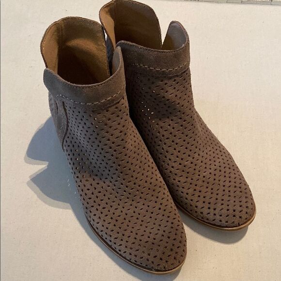 Lucky Brand Women's perforated Suede Ankle Boots - Brown size 7.5 - Picture 1 of 7